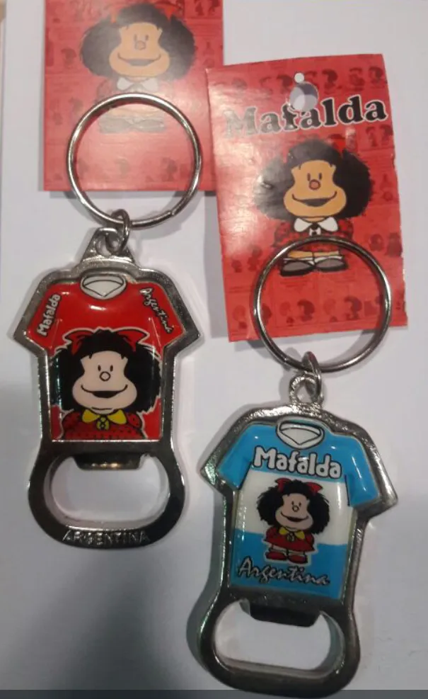 Llavero Destapador de metal Mafalda 1 Llaveros destapador de metal de Mafalda con motivos varios regionales típicos para souvenirs de turismo y regalos empresarios corporativos.