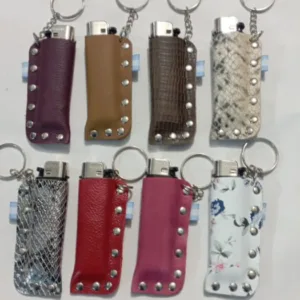 Llaveros encendedor de cuero de Argentina con fundas artesanales regionales para souvenirs de turismo y regalos empresarios corporativos.