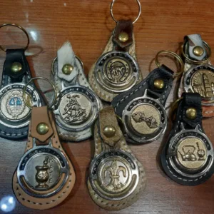 Llaveros de cuero con metal de Argentina con diseños de tango y gaucho para souvenirs de turismo y regalos empresarios corporativos de empresas.