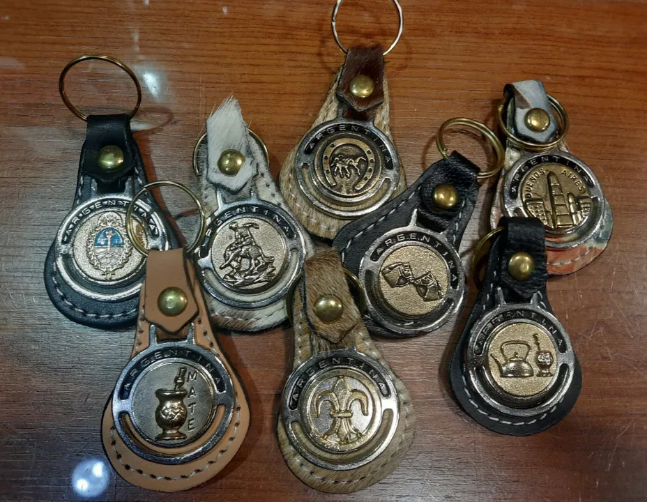 Llavero de cuero con metal 1 Llaveros de cuero con metal de Argentina con diseños de tango y gaucho para souvenirs de turismo y regalos empresarios corporativos de empresas.