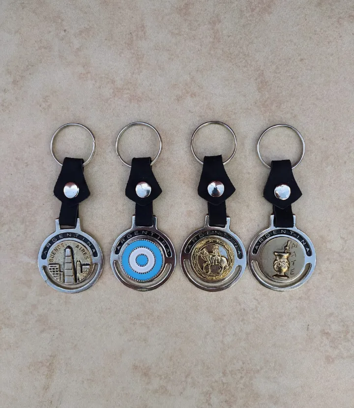 Llaveros de Cuero 1 Llaveros de cuero con metal en motivos de Tango y Gaucho surtidos para souvenirs de turismo y regalos empresarios corporativos.