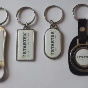 Llaveros de metal con logo personalizado y llaveros de cuero por mayor para regalos empresarios, merchandising y souvenirs de empresas.