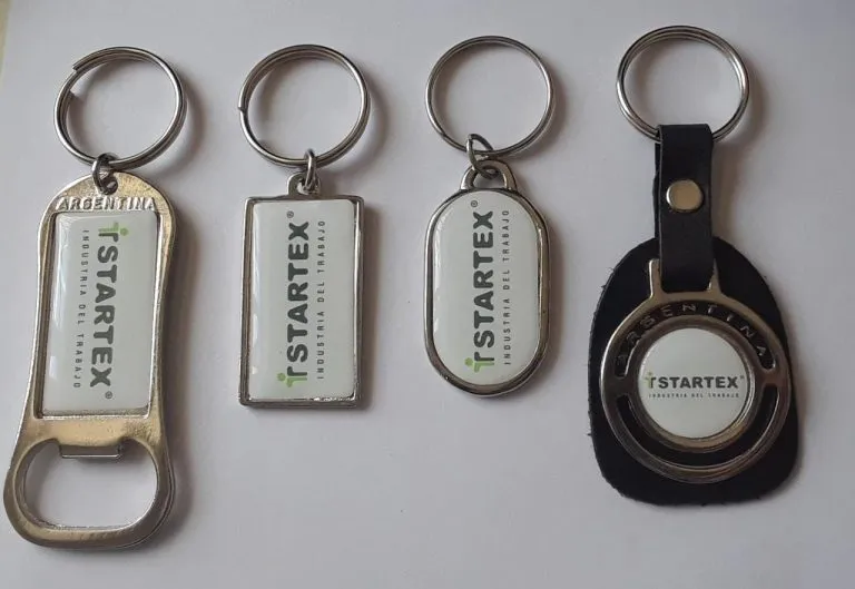 Llaveros de metal con su logo 1 Llaveros de metal con logo personalizado y llaveros de cuero por mayor para regalos empresarios, merchandising y souvenirs de empresas.