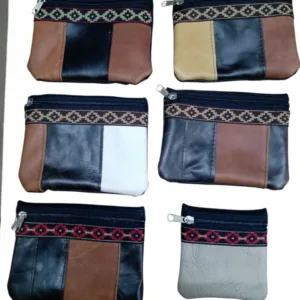 Monederos de cuero en colores y modelos varios de diseño artesanal regional para souvenirs de turismo y regalos corporativos empresarios de empresas.