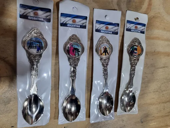 Cucharita de Tango Argentino 1 Cucharita de tango argentino con dibujos y diseños varios con opción de logo personalizado para souvenirs de turismo y regalos empresarios corporativos.