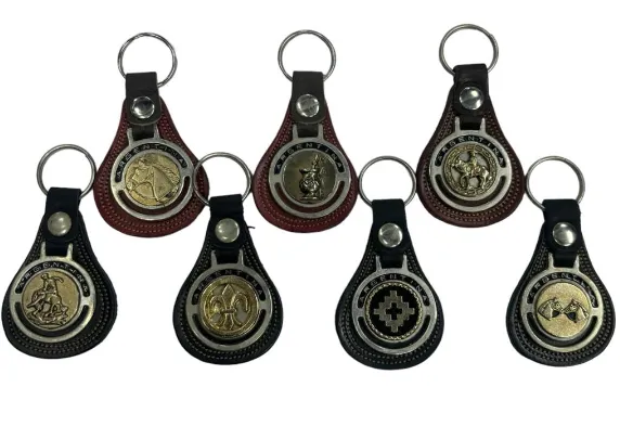 Llaveros cuero aplique metal 1 Llaveros de cuero con aplique de metal de motivos de Tango, Gaucho y Argentina para souvenirs de turismo y regalos empresarios corporativos.