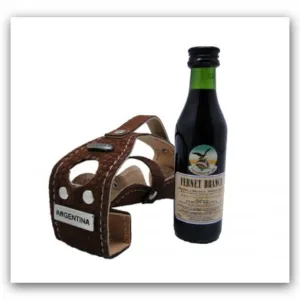 Porta fernet exhibidor artesanal con pequeña botella e inscripción de Argentina para souvenirs de turismo y regalos corporativos empresarios.