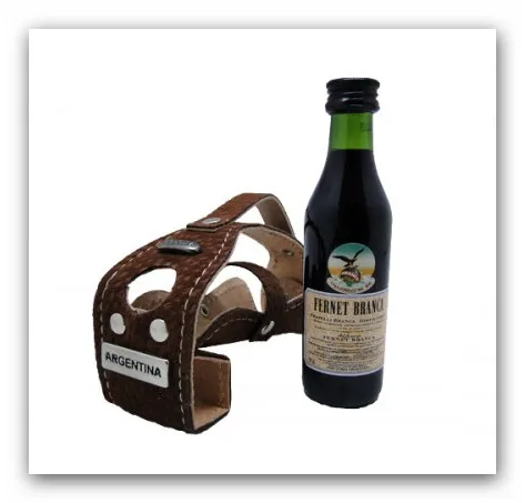 Porta Fernet Exhibidor 1 Porta fernet exhibidor artesanal con pequeña botella e inscripción de Argentina para souvenirs de turismo y regalos corporativos empresarios.