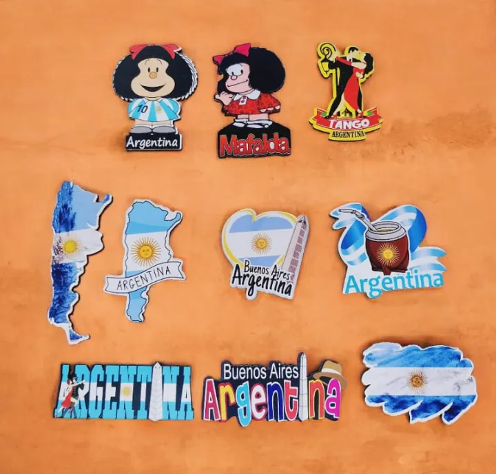Iman de madera Argentina 1 Imanes de madera de Argentina con diseños de Mafalda y tango en colores surtidos para souvenirs de turismo y regalos empresarios corporativos.