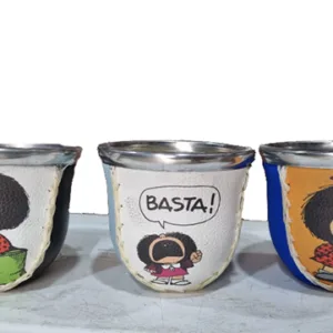 Mates de vidrio forrados mafalda en colores varios regionales para souvenirs de turismo y regalos empresarios corporativos de empresas.