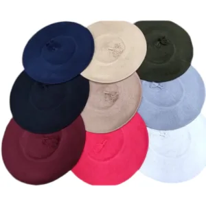 Boinas vascas de hilo lisas por mayor en colores surtidos personalizadas con logo bordado para uniformes y regalos empresarios de empresas.