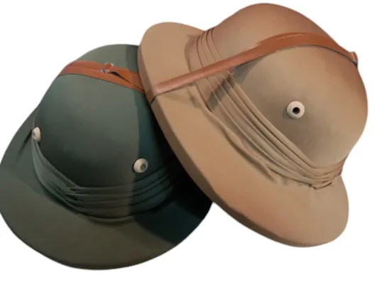 Sombrero Casco Explorador 1 Sombrero casco explorador tipo safari en tergopor recubierto por tela beige y verde para regalos empresarios, acciones de marcas y eventos corporativos.