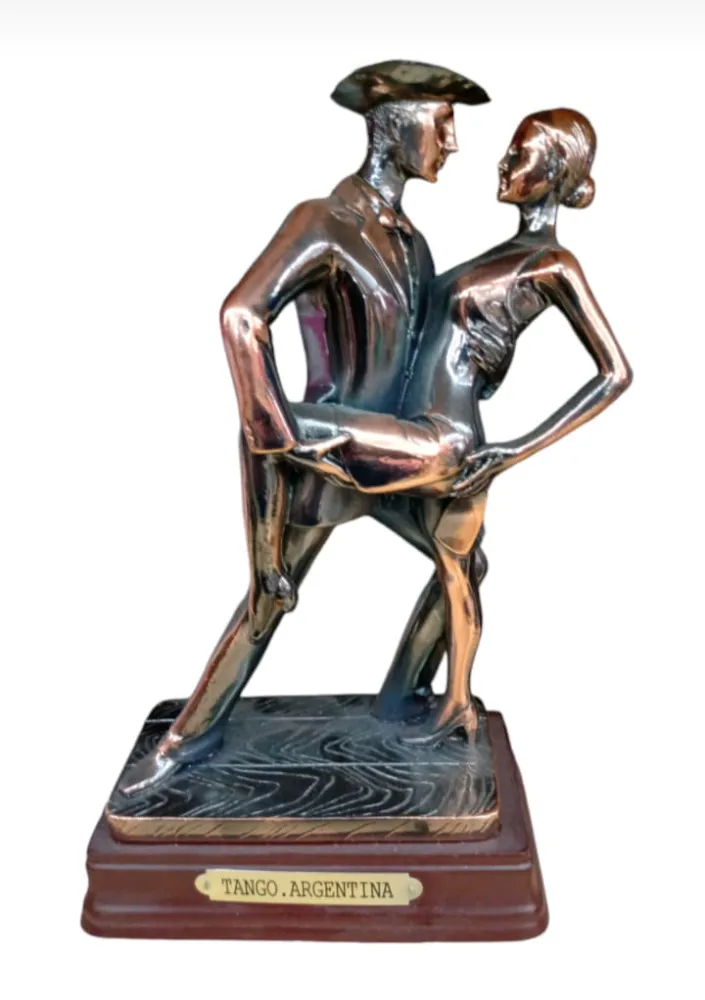 Escultura Pareja de Tango 1 Escultura de pareja de tango argentino tamaño grande en motivos varios regionales para souvenirs de turismo y regalos empresarios corporativos.