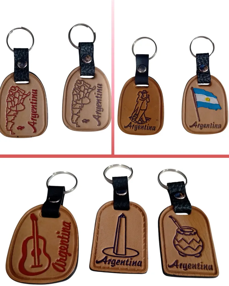 Llaveros de cuero grabado 1 Llaveros de cuero grabado en modelos varios regionales para souvenirs de turismo y regalos empresarios corporativos de empresas.