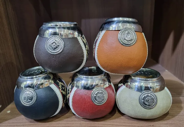 Mate de calabaza forrado 1 Mate de calabaza forrado en modelos varios regionales para souvenirs de turismo y regalos empresarios corporativos de empresas.