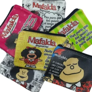 Monedero de Mafalda cuerina estampado de 10 cm en modelos varios artesanales para souvenirs de turismo y regalos corporativos empresarios.