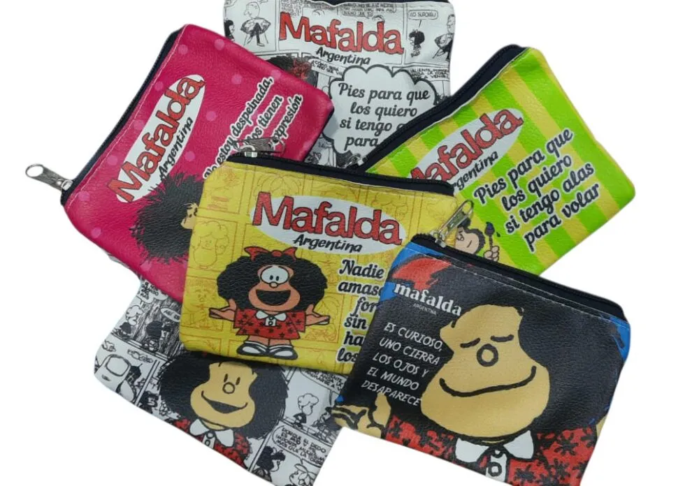 Monedero de Mafalda 1 Monedero de Mafalda cuerina estampado de 10 cm en modelos varios artesanales para souvenirs de turismo y regalos corporativos empresarios.
