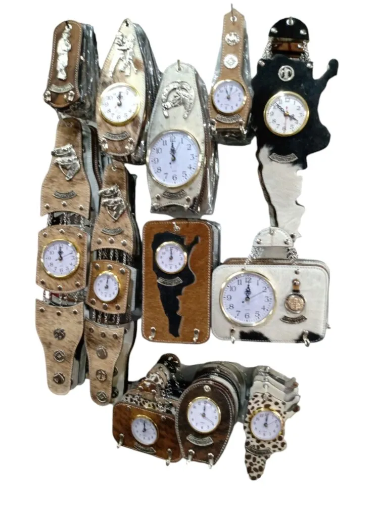 Relojes de Madera Porta llaves 1 Relojes de madera porta llaves en modelos varios regionales para souvenirs de turismo y regalos empresarios corporativos de empresas.