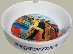 Ceniceros de tango de cerámica con diseño de Tango Argentino en modelos varios regionales para souvenirs de turismo y regalos empresarios corporativos.