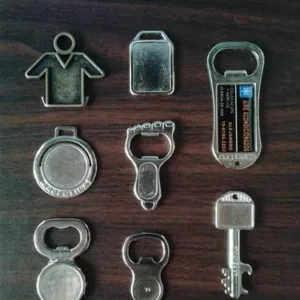 Destapadores con logo personalizado por mayor en modelos varios para regalos empresarios y souvenirs de empresas.