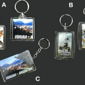 Llaveros con foto personalizados o con logo corporativo por mayor en modelos oval, cuadrado y largo para regalos empresarios y souvenirs de empresas.