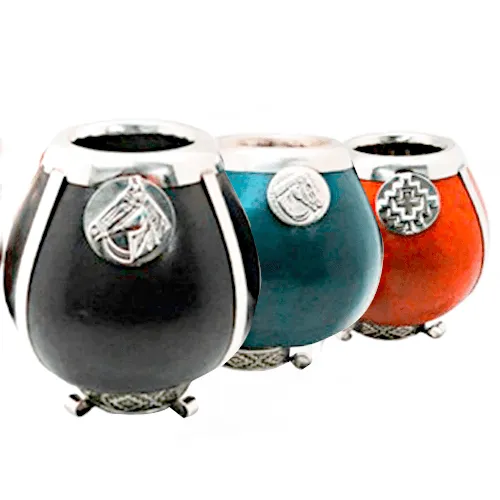 Mate de calabaza con Alpaca con base 1 Mate de calabaza con alpaca con base y fleje liso y virola ancha en modelos varios regionales para souvenirs de turismo y regalos empresarios corporativos de empresas.