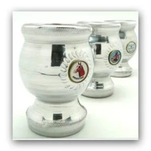Mate de madera forrado en aluminio con dije y logo personalizado por mayor para regalos empresarios y souvenirs tradicionales de empresas.