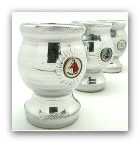 Mate madera forrado aluminio 1 Mate de madera forrado en aluminio con dije y logo personalizado por mayor para regalos empresarios y souvenirs tradicionales de empresas.