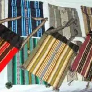 Morrales tejidos artesanales con motivos regionales en colores y modelos varios para regalos de empresas y recuerdos tradicionales de Argentina.