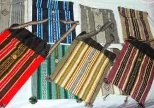 Morrales Tejidos 1 Morrales tejidos artesanales con motivos regionales en colores y modelos varios para regalos de empresas y recuerdos tradicionales de Argentina.