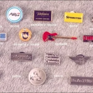 Pins con logo personalizado por mayor en modelos varios para regalos empresarios, merchandising e identificación de empresas.