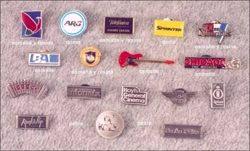 Pins con su logo personalizado 1 Pins con logo personalizado por mayor en modelos varios para regalos empresarios, merchandising e identificación de empresas.