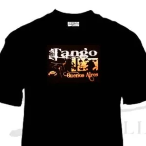 Remera de Collage Tango Buenos Aires con diseño de bandoneón y pareja bailando, souvenir regional de turismo y regalos empresarios.