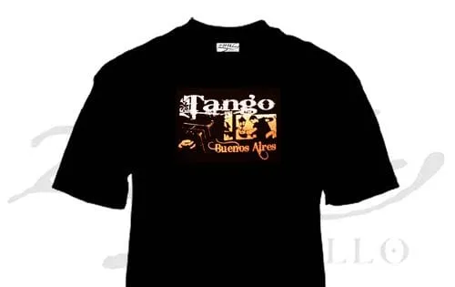 ZC100 Collage: Tango Buenos Aires 1 Remera de Collage Tango Buenos Aires con diseño de bandoneón y pareja bailando, souvenir regional de turismo y regalos empresarios.