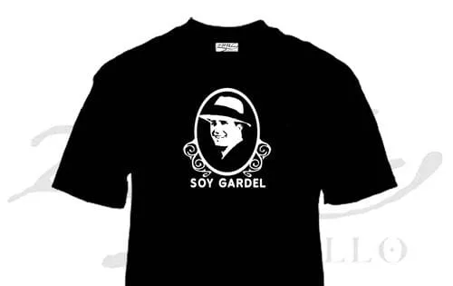 ZC600 - Soy Gardel 1 Remera de tango ZC600 Soy Gardel con el rostro del cantante, souvenir regional de turismo argentino y regalos empresarios corporativos de empresas.