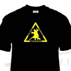 Remera de tango Peligro Tango con pareja bailando e inscripción bilingüe, souvenir regional de turismo y regalos empresarios corporativos.