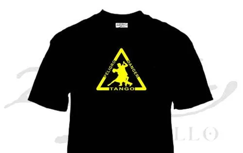 ZC700 - Peligro Tango 1 Remera de tango Peligro Tango con pareja bailando e inscripción bilingüe, souvenir regional de turismo y regalos empresarios corporativos.