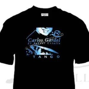 Remera de tango El Zorzal Criollo Carlos Gardel fileteado blanco y celeste, souvenir regional de turismo y regalos empresarios corporativos.