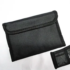 Porta pasaporte con logo personalizado por mayor para regalos empresarios, marroquinería y souvenirs de viaje de empresas.