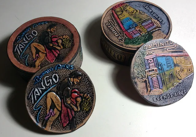 Posa Vasos de cuero 1 Posavasos de cuero con motivos tradicionales de Argentina, tango y gaucho para souvenirs de turismo y regalos empresarios corporativos de empresas.