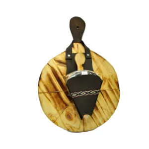 Tabla pizzera de madera con marcas de porciones y funda protectora personalizada con logo corporativo por mayor para regalos empresarios.