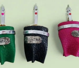 Imanes de mate de Argentina con diseños regionales típicos para souvenirs de turismo y regalos empresarios corporativos.