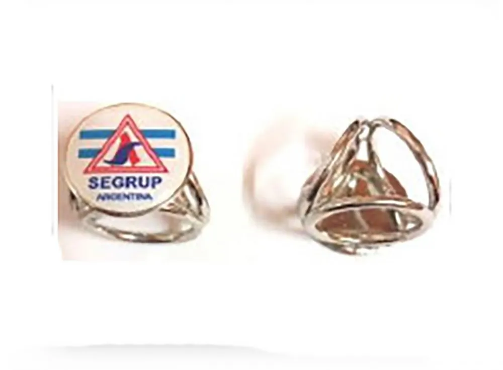 Pasapañuelo con logo personalizado 1 Pasapañuelo con logo personalizado por mayor para regalos empresarios, indumentaria tradicional y souvenirs de empresas.