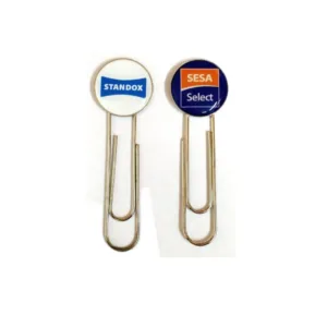 Clip full color con logo personalizado por mayor para librería corporativa y merchandising de empresas.