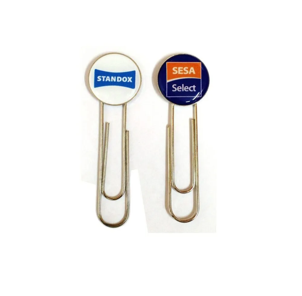 Clip full color con logo personalizado por mayor para librería corporativa y merchandising de empresas.