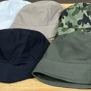 Gorros pilusos por mayor en colores varios personalizados con logo bordado o estampado para merchandising de empresas y uniformes de verano.