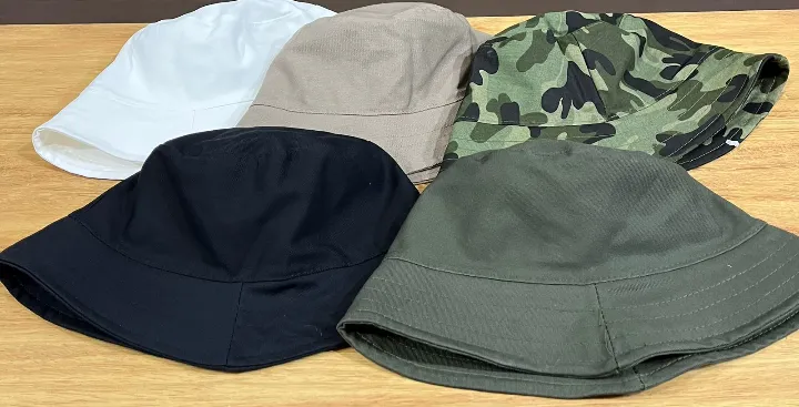 Gorros Pilusos 1 Gorros pilusos por mayor en colores varios personalizados con logo bordado o estampado para merchandising de empresas y uniformes de verano.