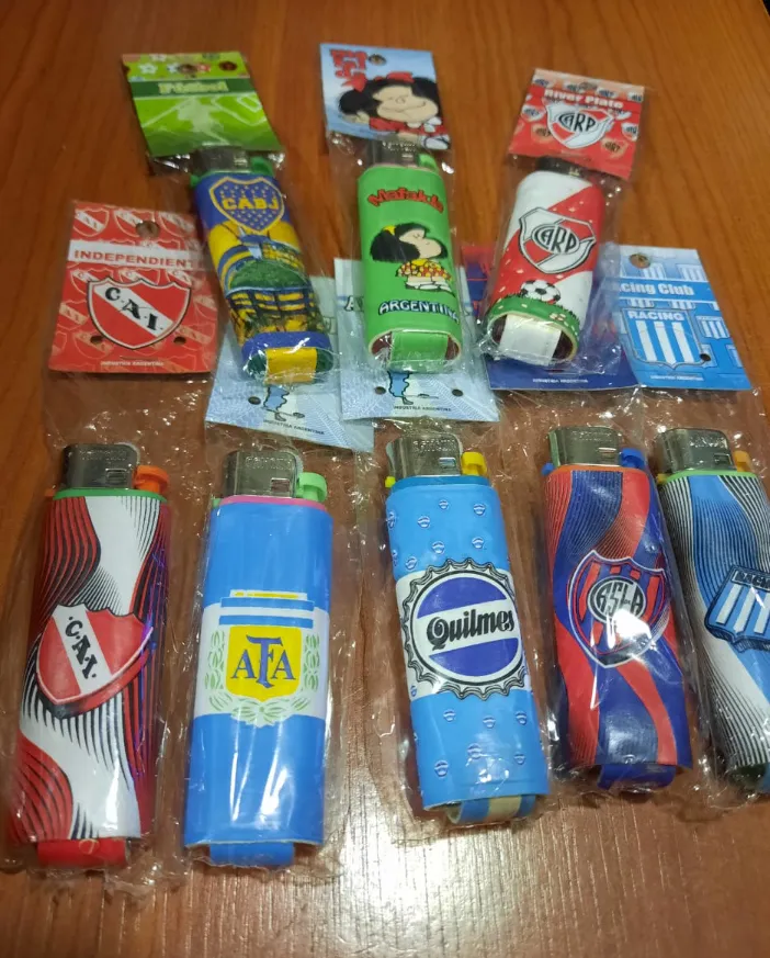 Encendedor Futbol 1 Encendedores de fútbol de equipos del fútbol argentino en motivos varios para souvenirs de turismo y regalos empresarios corporativos de empresas.