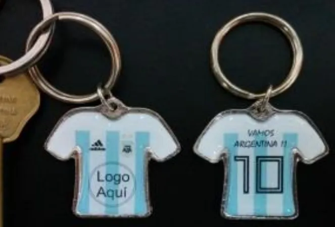 Llavero Camiseta con su logo 1 Llavero camiseta de metal con logo personalizado full color doble faz por mayor para regalos empresarios y souvenirs de empresas.