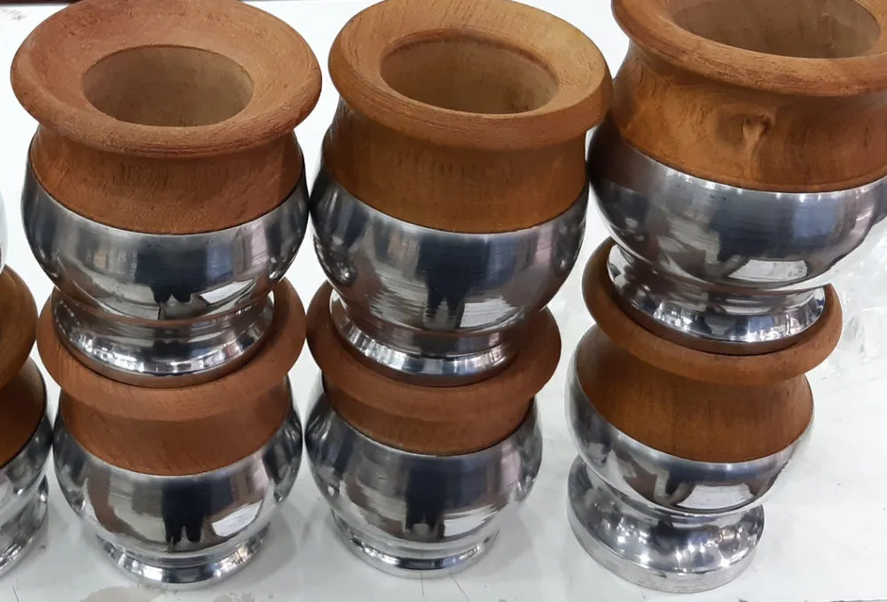 Mate algarrobo con aluminio 1 Mate algarrobo con aluminio en modelos varios regionales para souvenirs de turismo y regalos empresarios corporativos de empresas.